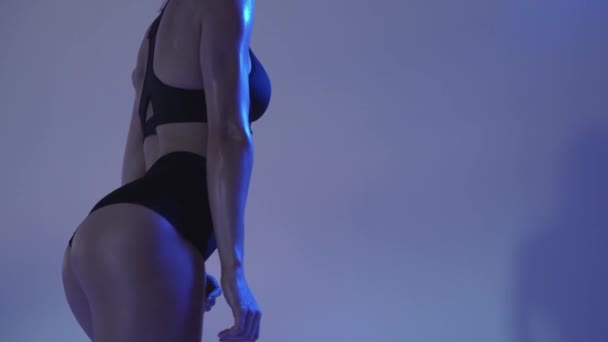 Mujer feliz fitness en luz de neón azul, bikini, fitness y publicidad de nutrición deportiva — Vídeo de stock