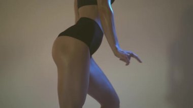 atletik kız kalça, iştah açıcı fitness formları şişirilmiş. Bikini poz içinde Ukrayna şampiyonu