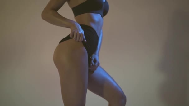 Atletisk flicka uppblåsta skinkorna, aptitretande fitness former. Ukrainska mästare i bikini poserar — Stockvideo
