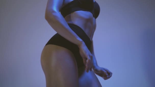 Sportovní holka nahuštěny hýždě, chutný fitness forem. Ukrajinský šampion v bikiny — Stock video