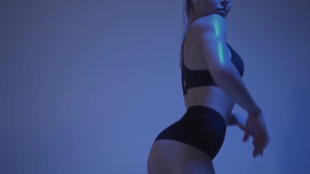 Atletik kız kalça, iştah açıcı fitness formları şişirilmiş. Bikini poz içinde Ukrayna şampiyonu — Stok video