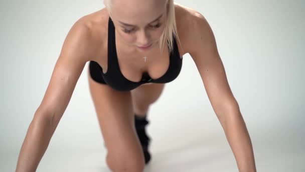 Sportovní dívka vyždímal z podlahy — Stock video