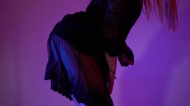 Kıçını twerk dans hareket seksi kız. Ağır çekim 60fps