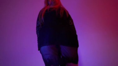 Kıçını twerk dans hareket seksi kız. Ağır çekim 60fps