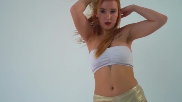 Ragazza sexy muovendo il culo ballare twerk. Movimento lento 60fps — Video Stock