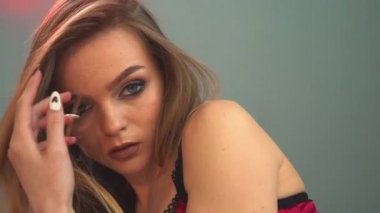 Kırmızı külot ve sutyen güzel seksi Bayan. Kapalı modeli moda portre kadar kapatın. Güzellik sarışın kadın. Çekici kadın bedeni dantel iç çamaşırı. Closeup moda çıplak kız iç çamaşırı.