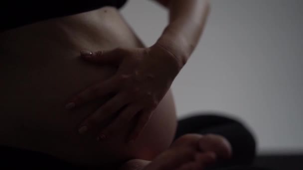 ヨガをしている妊娠中のブルネットの女の子。自然光と影を持つ本格的なスタイル. — ストック動画