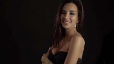 Moda esmer stüdyoda siyah duvar arka plan üzerinde duran