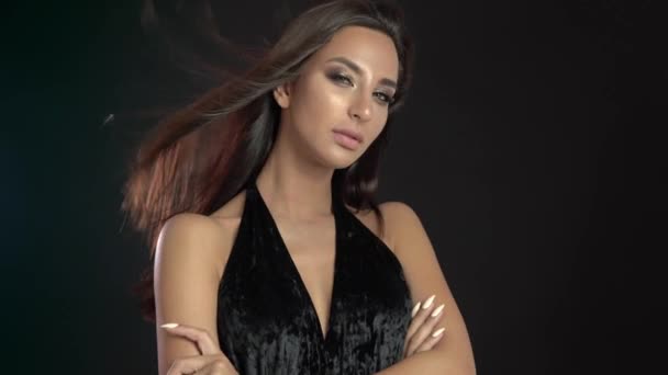 Mode brunette staande op zwarte muur achtergrond in Studio — Stockvideo