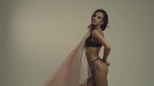 Belles lignes de corps, fille en bikini avec chiffon dans le studio — Video