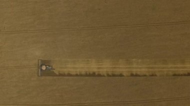 Fendt İdeal. Alan 4k video havadan görünümünde buğday hasat üzerinde Uçuş.