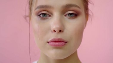 Pembe arka planda ağlayan kız. Reklam, saç ürünleri, güzellik salonu, kozmetik, giyim. Moda, butik. Pembe.