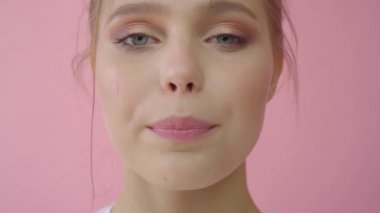 Pembe arka planda ağlayan kız. Reklam, saç ürünleri, güzellik salonu, kozmetik, giyim. Moda, butik. Pembe.