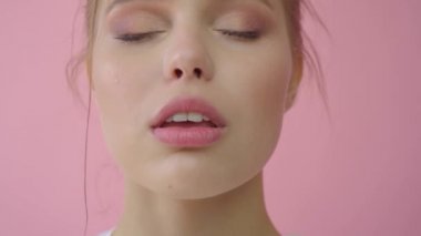 Pembe arka planda ağlayan kız. Reklam, saç ürünleri, güzellik salonu, kozmetik, giyim. Moda, butik. Pembe.