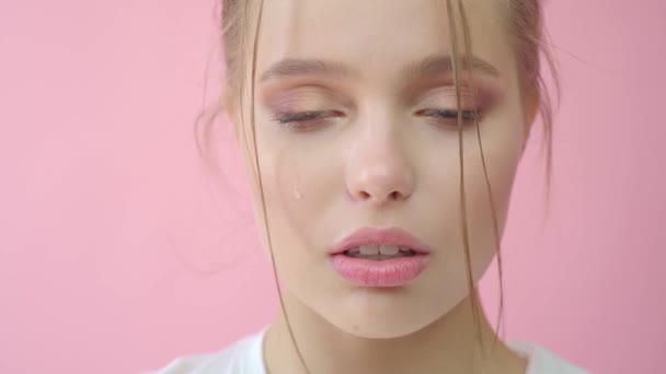 Menina no estúdio em um fundo rosa. Publicidade, produtos capilares, salão de beleza, cosméticos, roupas. Moda, boutique. Rosa . — Vídeo de Stock