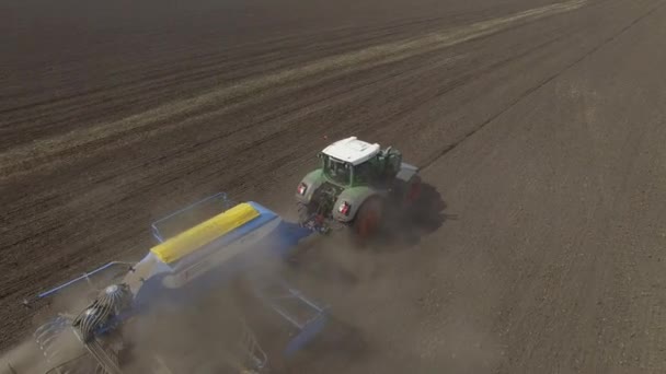 Frühjahrsaussaat Traktor Fendt 936 verarbeitete landwirtschaftliche Flächen — Stockvideo