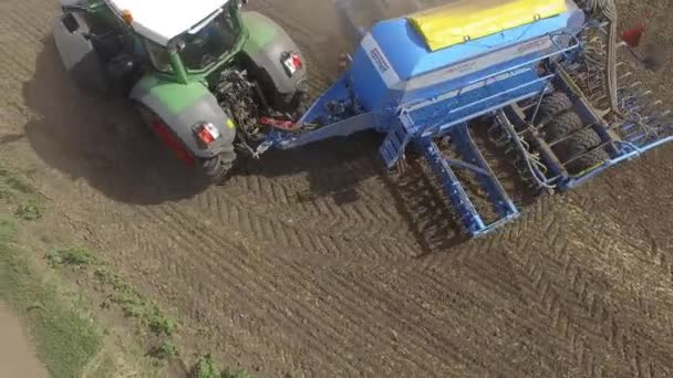 Frühjahrsaussaat Traktor Fendt 936 verarbeitete landwirtschaftliche Flächen — Stockvideo
