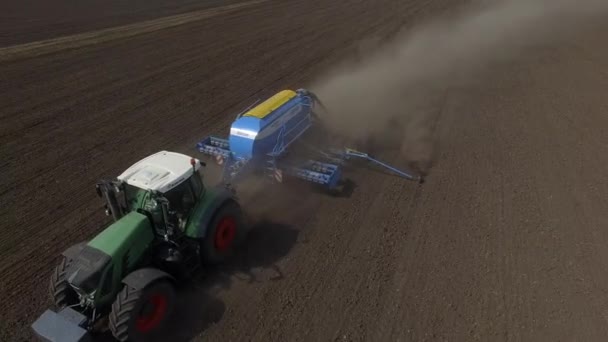 Frühjahrsaussaat Traktor Fendt 936 verarbeitete landwirtschaftliche Flächen — Stockvideo