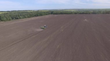 Bahar ekim traktör Fendt 936 işlenmiş tarım arazisi