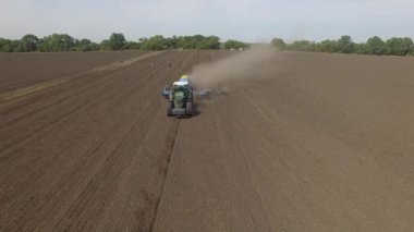 Bahar ekim traktör Fendt 936 işlenmiş tarım arazisi