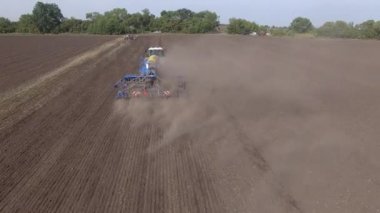 Bahar ekim traktör Fendt 936 işlenmiş tarım arazisi