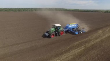 Bahar ekim traktör Fendt 936 işlenmiş tarım arazisi