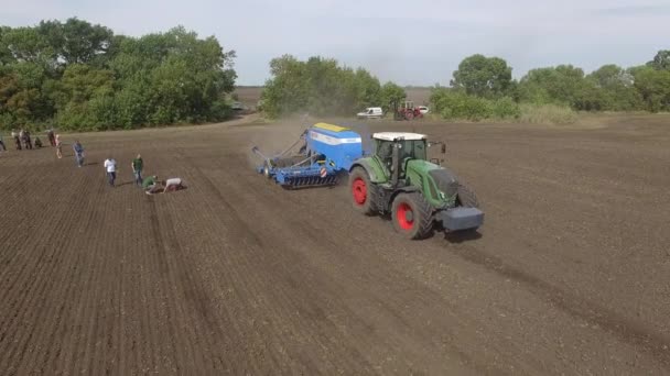 Vårsåpe traktor Fendt 936 bearbeidet landbruksareal – stockvideo