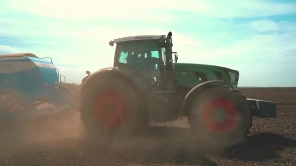 Tractor de siembra de primavera Fendt 936 tierras agrícolas transformadas — Vídeo de stock