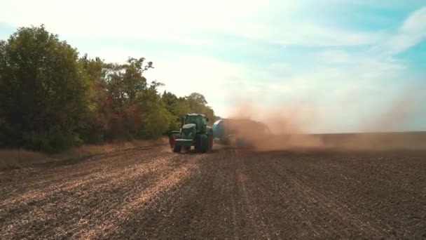 Vårsådd traktor Fendt 936 bearbetad jordbruksmark — Stockvideo