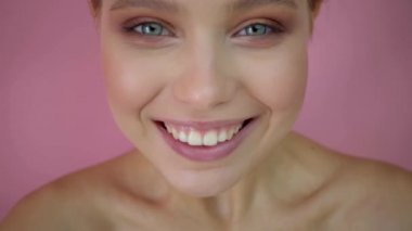 Stüdyo arka planda güzel kız, güzellik konsepti, pembe arka planda