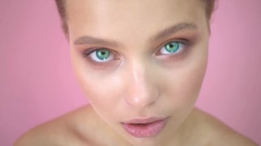 Stüdyo arka planda güzel kız, güzellik konsepti, pembe arka planda