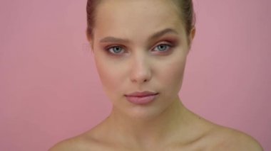 Stüdyo arka planda güzel kız, güzellik konsepti, pembe arka planda