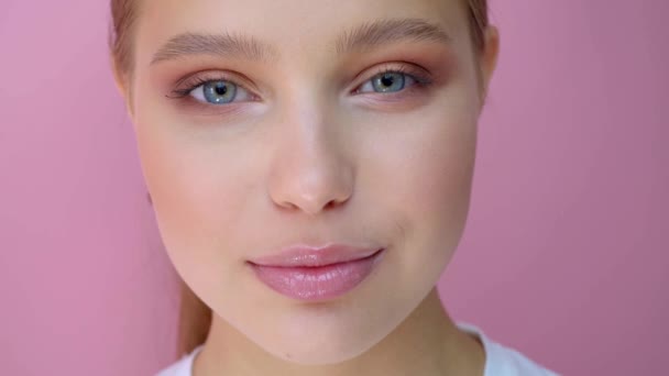 Menina bonita no fundo do estúdio, conceito de beleza, no fundo rosa — Vídeo de Stock