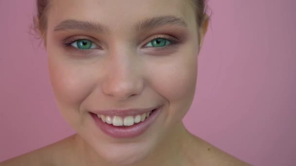 Belle fille au fond du studio, concept de beauté, au fond rose — Video