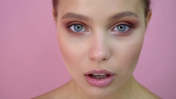 Hermosa chica en el fondo del estudio, concepto de belleza, en el fondo rosa — Vídeo de stock