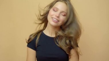 Genç wooman bir fotoğraf makinesi esmek out ile poz portresi closeup gri saç