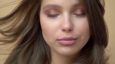 Genç wooman bir fotoğraf makinesi esmek out ile poz portresi closeup gri saç