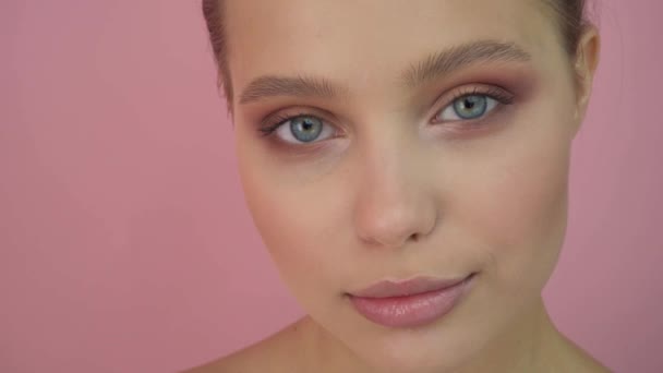 Schöne Mädchen im Studio Hintergrund, Beauty-Konzept, auf rosa Hintergrund — Stockvideo