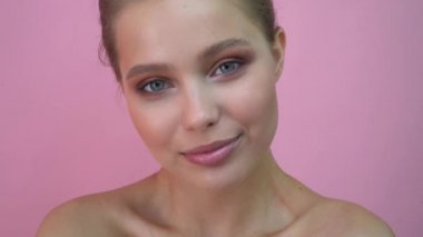 Stüdyo arka planda güzel kız, güzellik konsepti, pembe arka planda