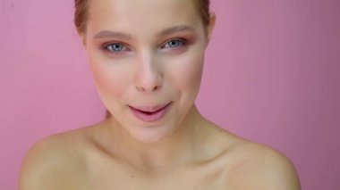 Stüdyo arka planda güzel kız, güzellik konsepti, pembe arka planda