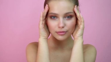 Stüdyo arka planda güzel kız, güzellik konsepti, pembe arka planda