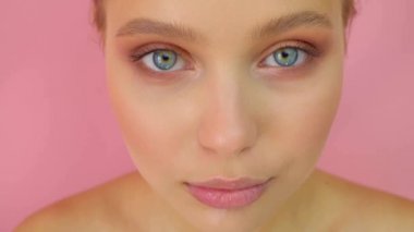 Stüdyo arka planda güzel kız, güzellik konsepti, pembe arka planda