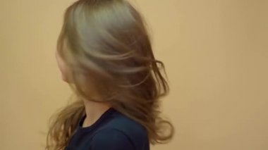 Genç wooman bir fotoğraf makinesi esmek out ile poz portresi closeup gri saç