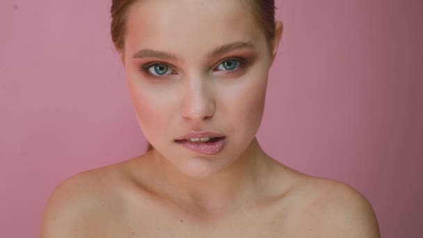 Девушка на студийном фоне, концепция красоты, на розовом фоне — стоковое видео
