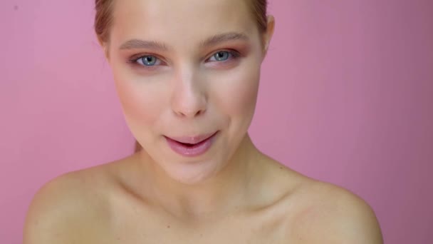 Bella ragazza su sfondo studio, concetto di bellezza, su sfondo rosa — Video Stock