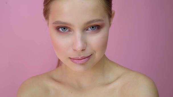Bella ragazza su sfondo studio, concetto di bellezza, su sfondo rosa — Video Stock