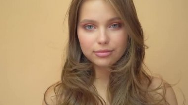 Genç wooman bir fotoğraf makinesi esmek out ile poz portresi closeup gri saç