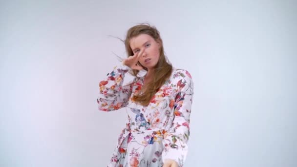Модная модель с рыжими волосами в летучем платье — стоковое видео