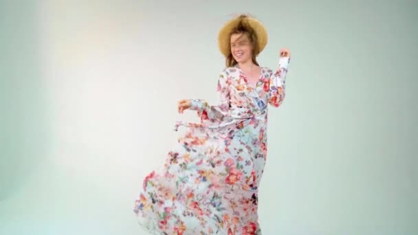 Modelo de moda com cabelo vermelho em um vestido voador — Vídeo de Stock