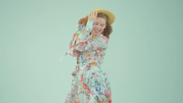 Modelo de moda con el pelo rojo en un vestido de vuelo — Vídeos de Stock